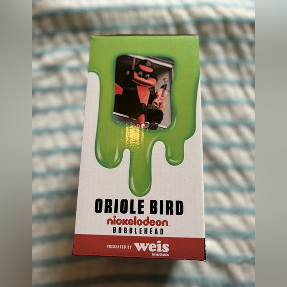 Nickelodeon Oriole bird being slimed - Picture 3 of 5